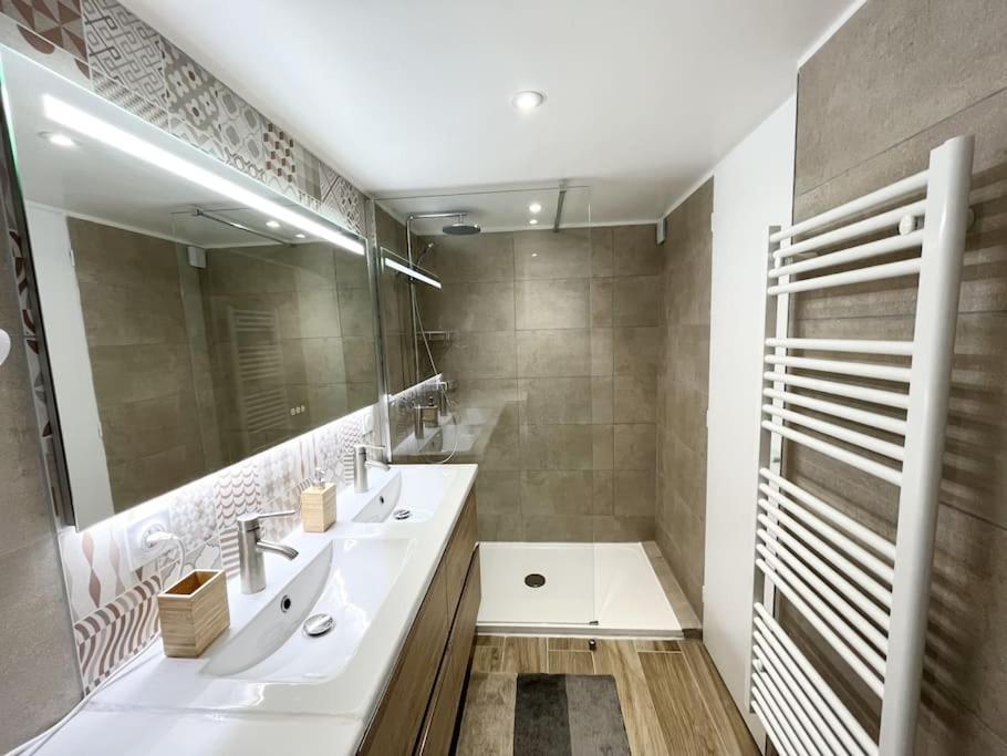 Duplex Centre Ville - 50M De La Plage - Clim - Garage - Netflix Le Grau-du-Roi Ngoại thất bức ảnh