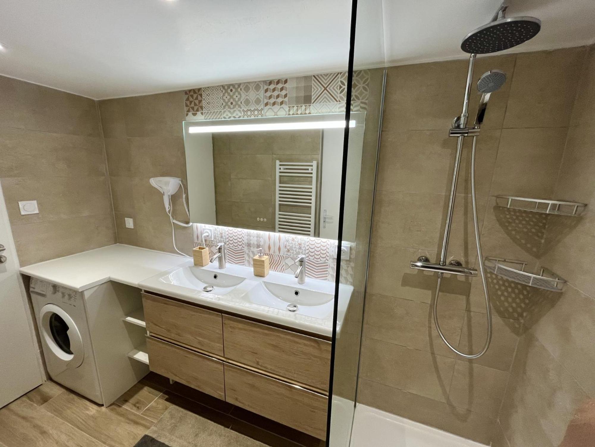 Duplex Centre Ville - 50M De La Plage - Clim - Garage - Netflix Le Grau-du-Roi Phòng bức ảnh